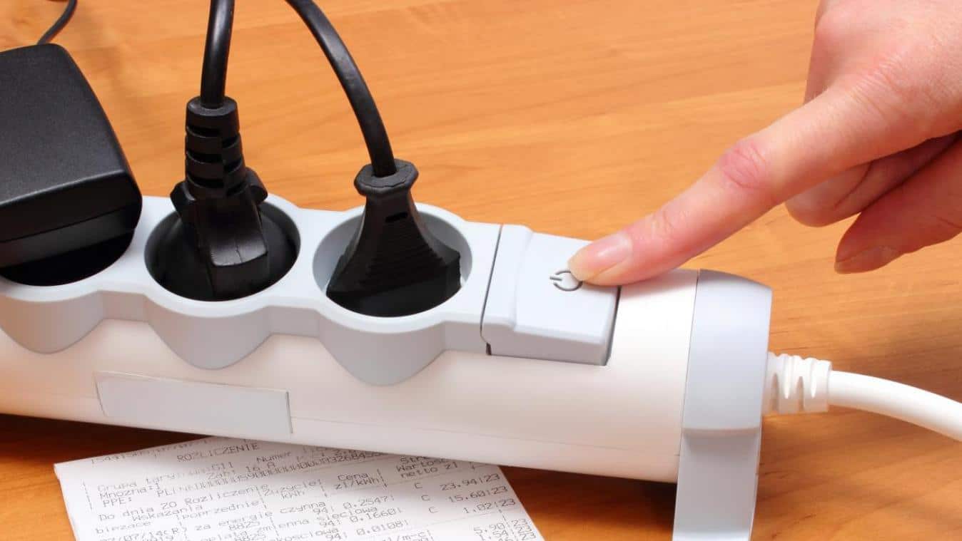 Éteignez vos appareils sans y toucher : l’astuce simple qui allège votre facture d’électricité de 80 € par an (selon l’Ademe)