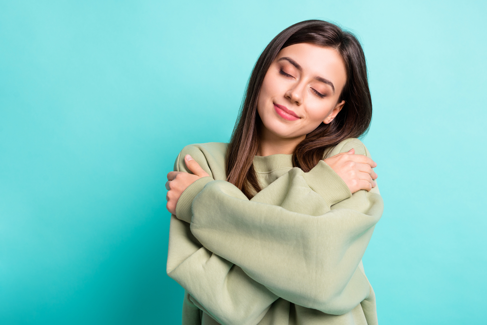 Les 10 signes discrets qui trahissent un manque affectif chez une femme