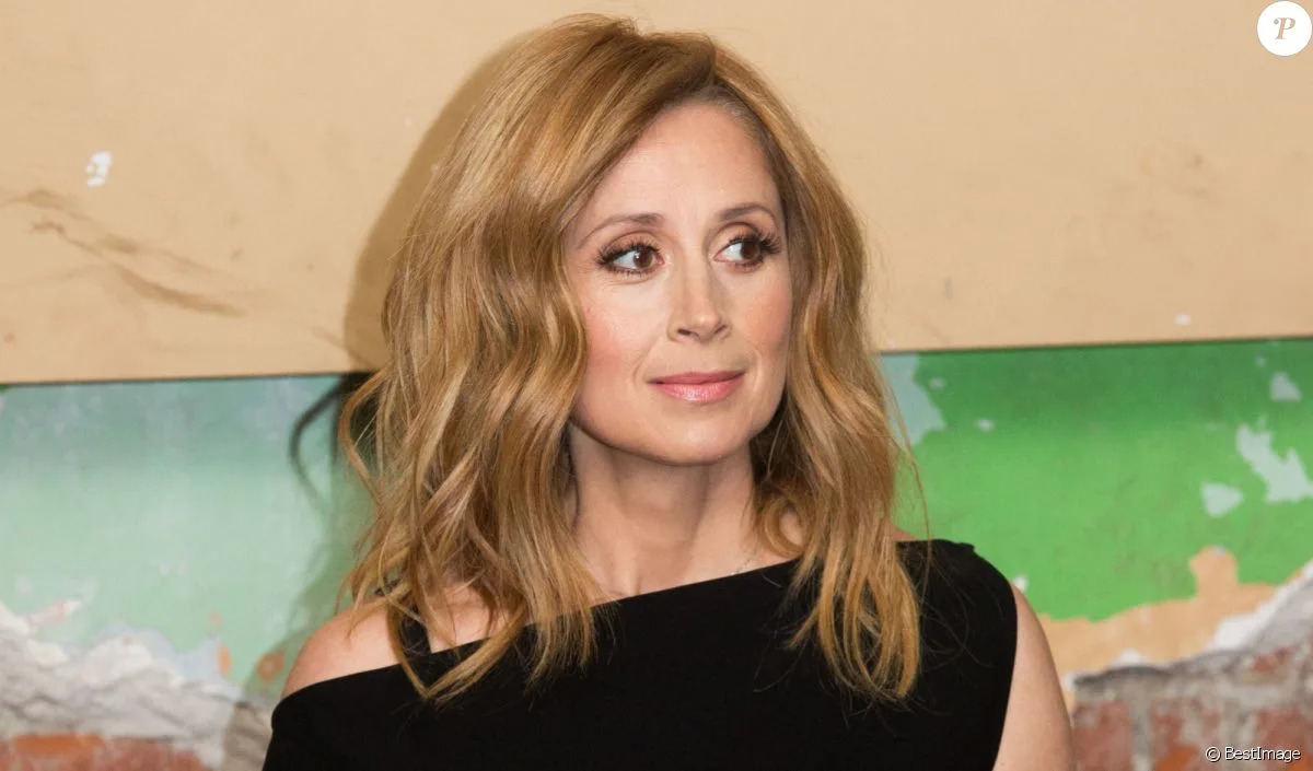 Lara Fabian à 56 ans : son audacieuse tenue en collants et son décolleté plongeant enflamment la toile