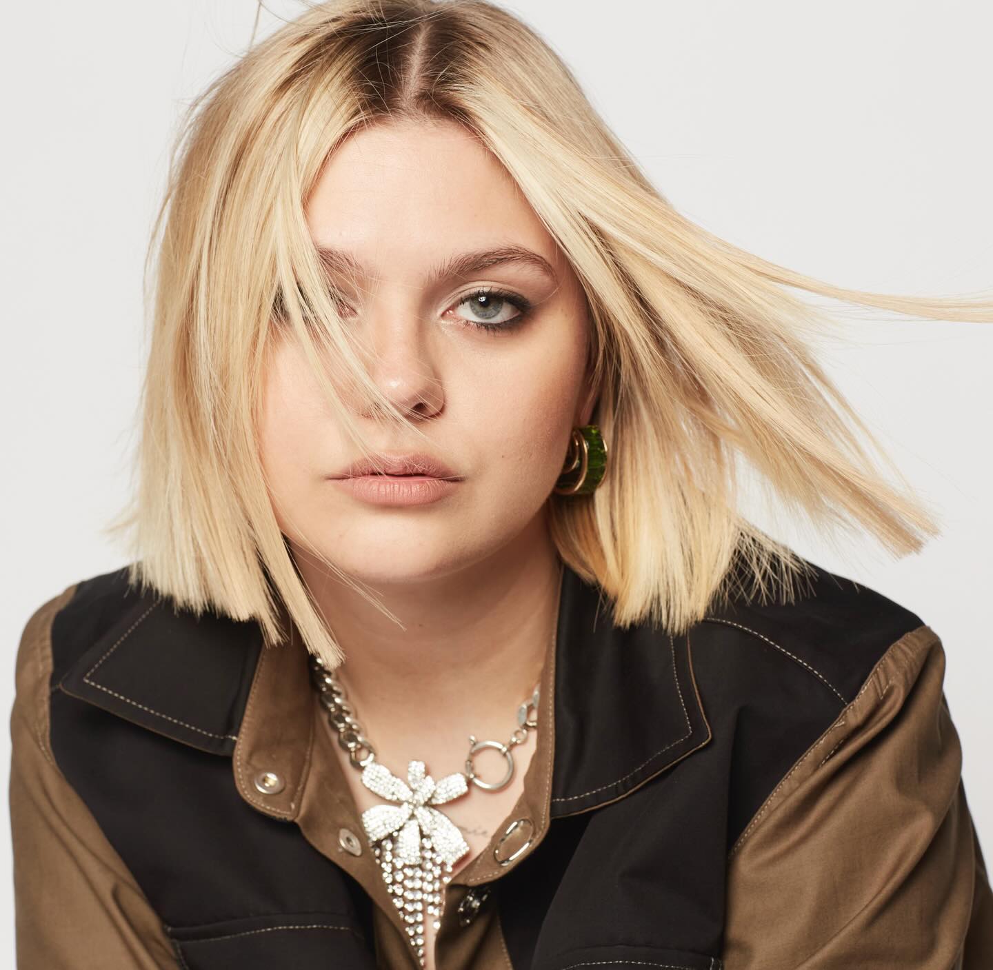 Louane : la robe à l’encolure audacieuse qui métamorphose sa silhouette