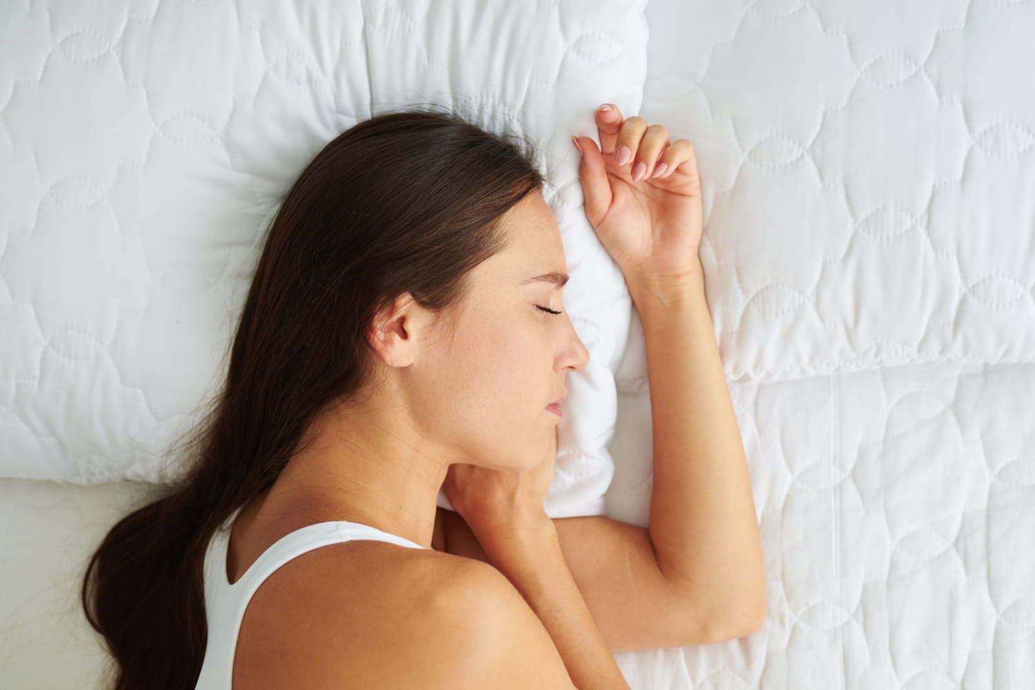 Dormir du côté droit expose-t-il à des inconvénients cachés ?
