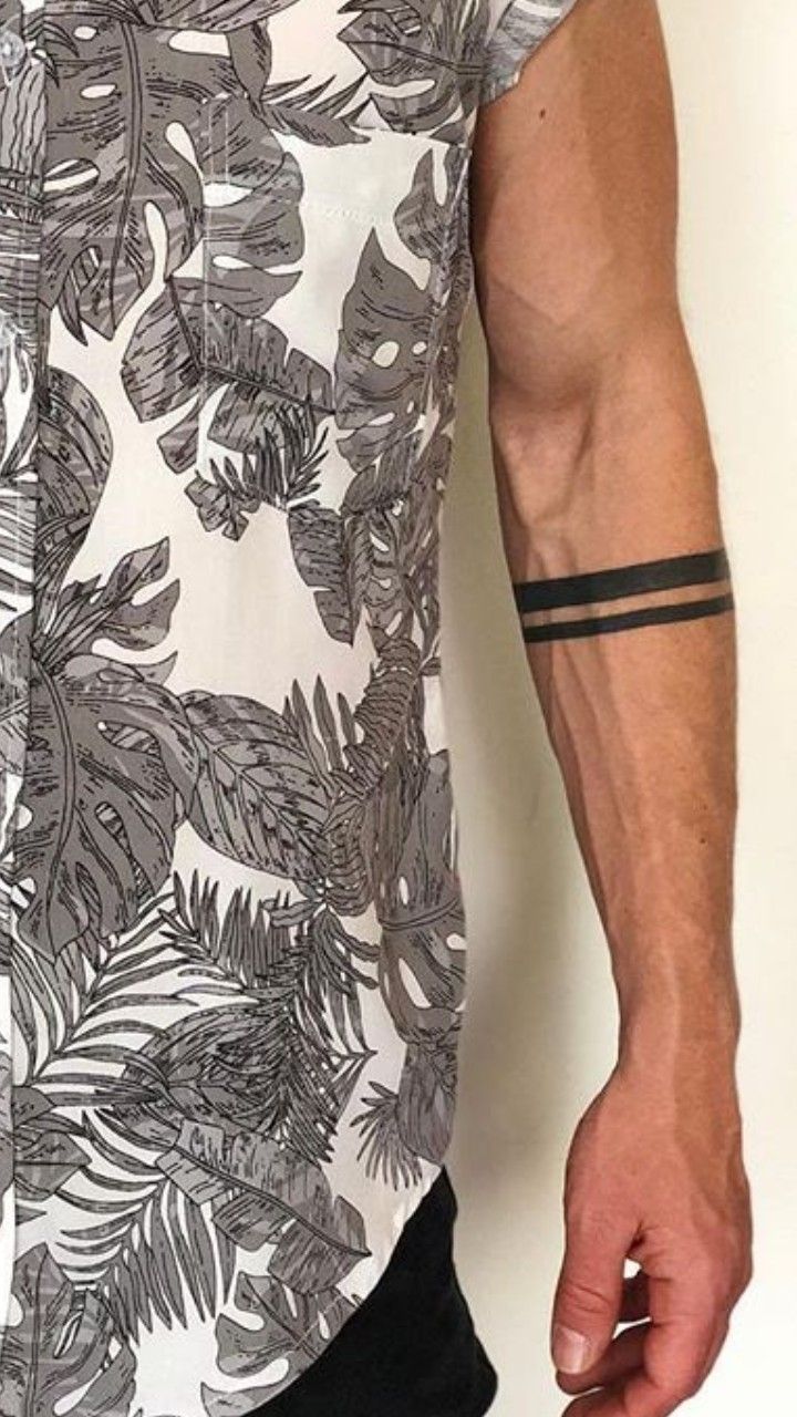 La bande noire tatouée : un symbole discret aux résonances profondes