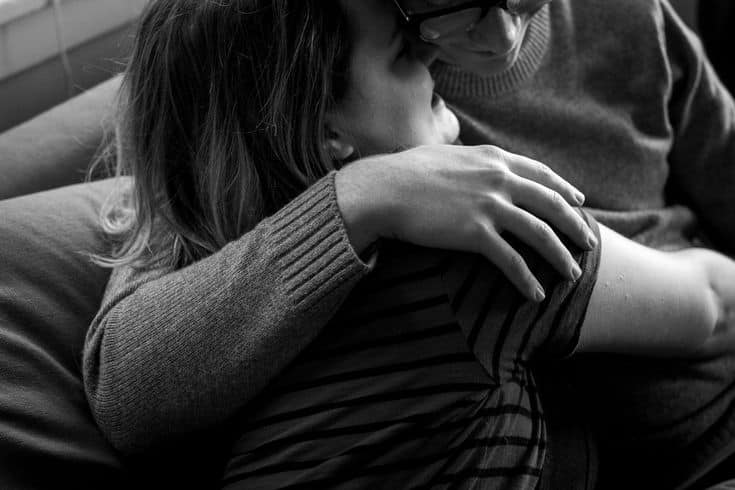 Couple échangeant un moment tendre