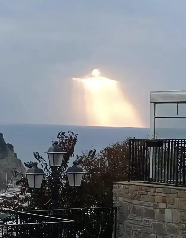 Cette photo prise à 21 km de ma maison par mon frère interroge : phénomène naturel ou signe céleste ?