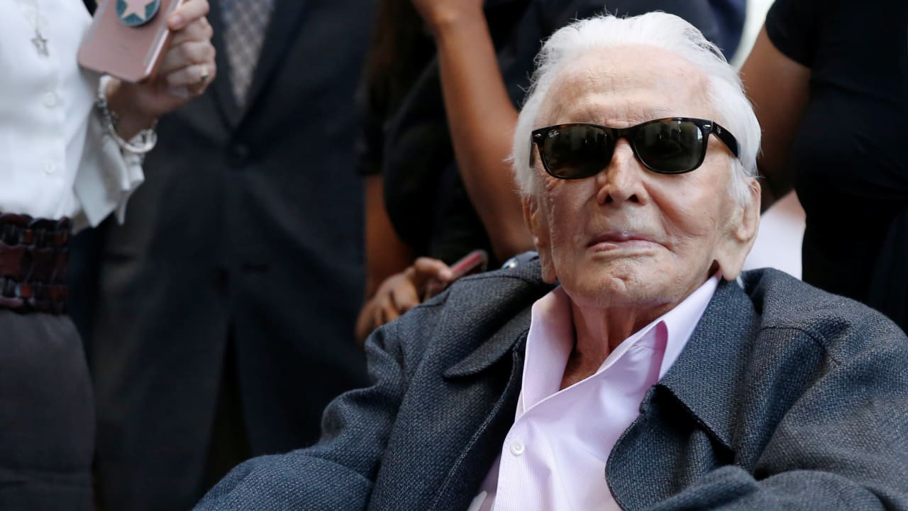 À 103 printemps, la dernière icône vivante d’Hollywood continue d’éblouir la planète