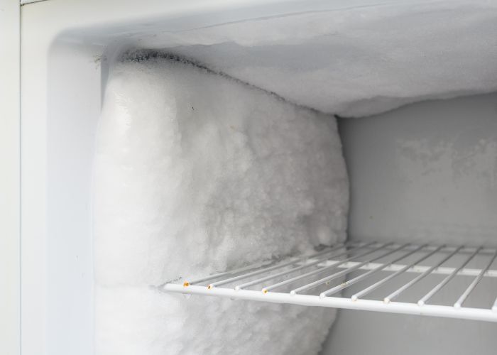 Fini la corvée de dégivrage : cette technique naturelle fait fondre la glace sans couper le courant