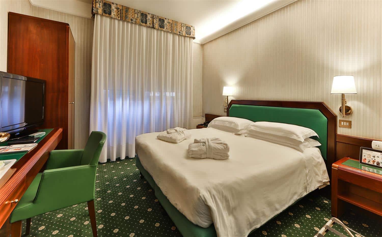 Warum das Ausstecken des Fernsehers im Hotelzimmer bei der Ankunft eine digitale Überlebensstrategie ist