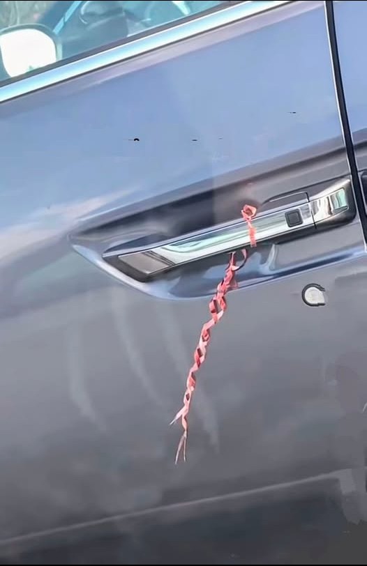 Le mystère du fil accroché à la poignée de votre voiture : une simple blague ou un signal d’alerte ?