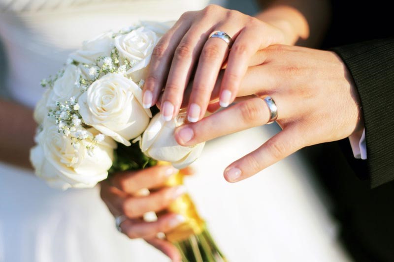 Le jour de ses noces, sa chienne bloque soudain la mariée et se met à hurler : ce qu’elle révèle bouleverse tout le monde