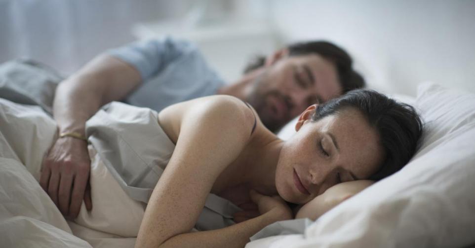 Dos tourné dans le lit : ce que cette position de sommeil révèle vraiment sur votre couple