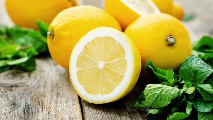 Citron coupé en deux dans un verre d'eau