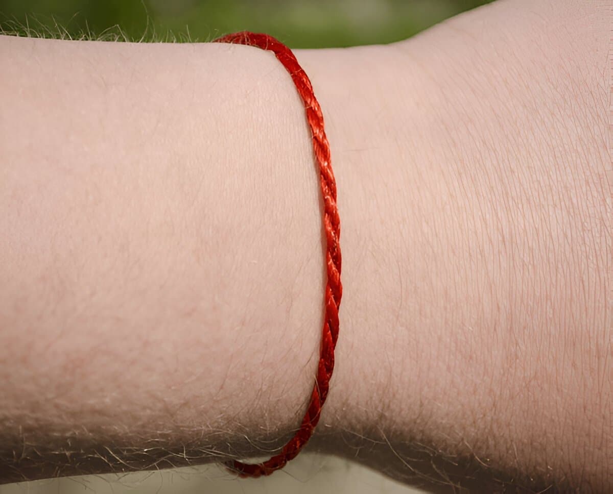 Bracelet en fil rouge traditionnel
