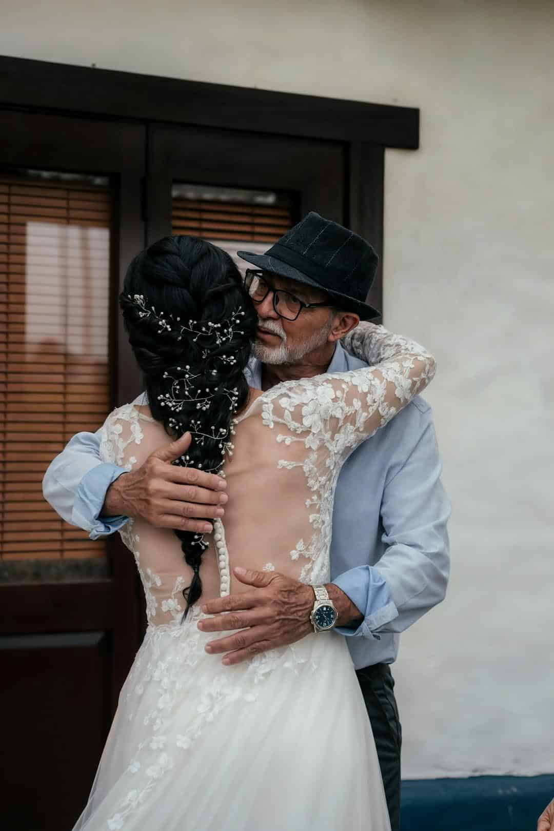 Quand un cercueil décoré d’un ruban a volé la vedette à notre mariage