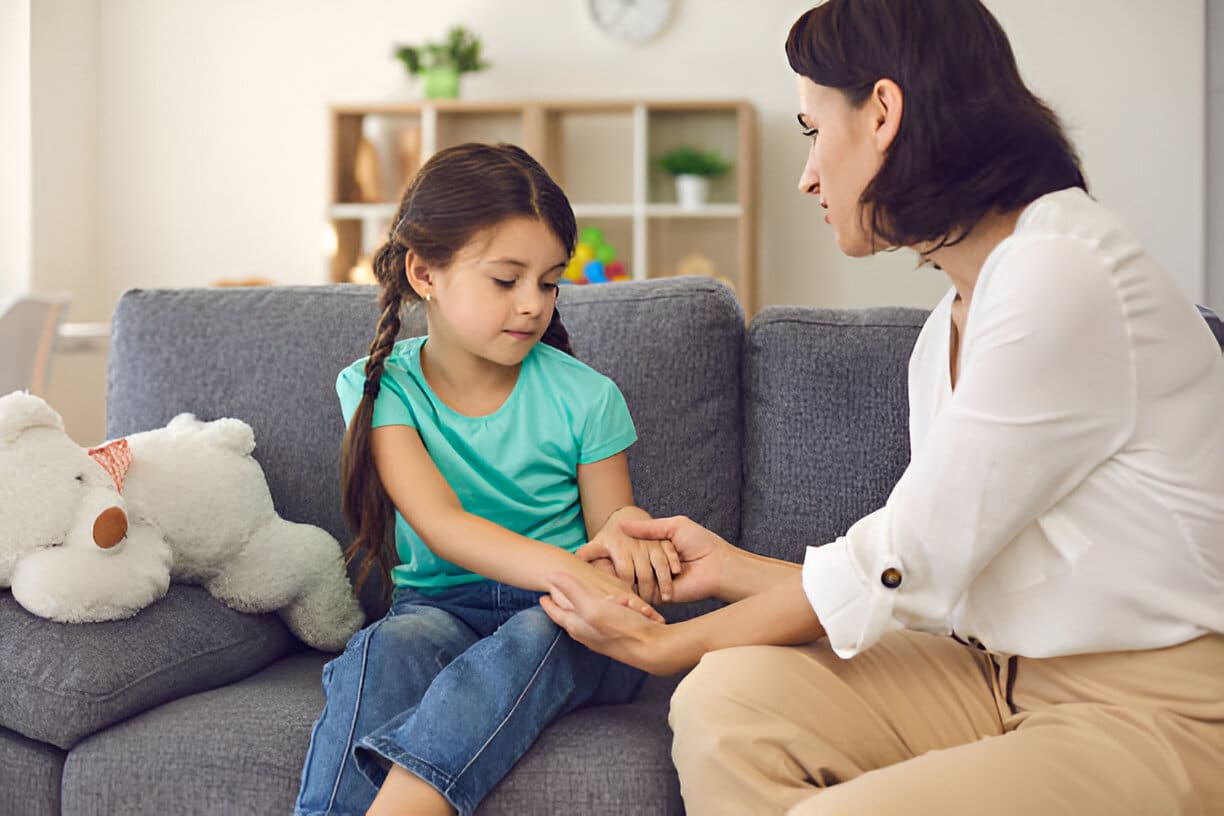 Parent et enfant discutant calmement d'un désaccord