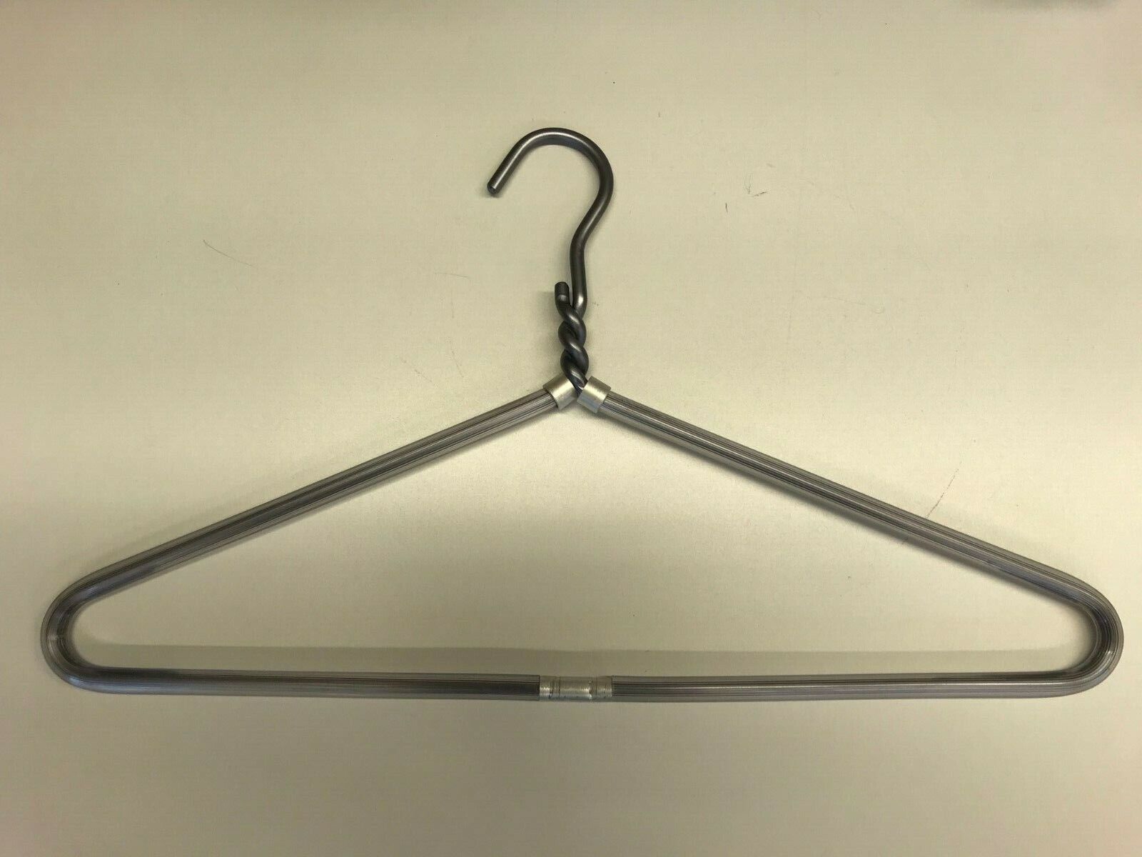 Rangement de cintres avec anneau de canette