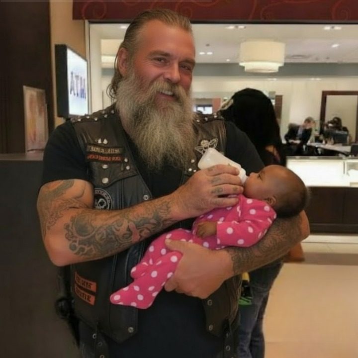 J’ai cru perdre mon bébé dans les bras d’un motard : cette nuit aux urgences a bouleversé ma vie