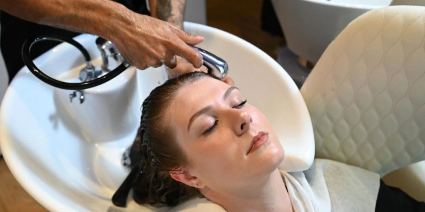 Trois fois par semaine, cinq fois ou moins ? Un dermatologue lève le voile sur la fréquence idéale pour laver vos cheveux