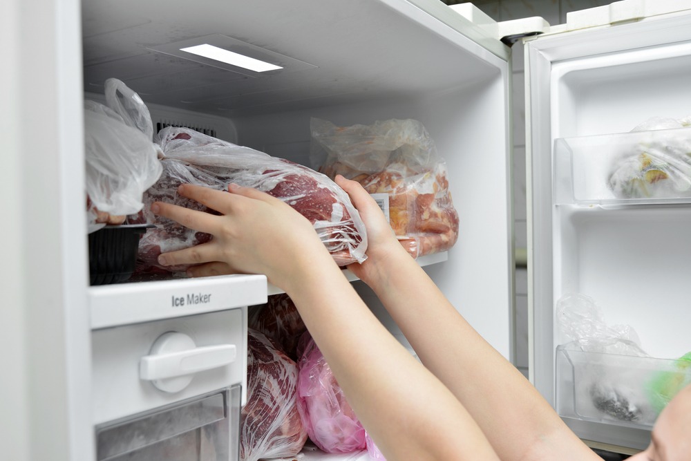 Vous pensez bien congeler votre viande ? Un boucher dévoile l’erreur fatale que tout le monde commet