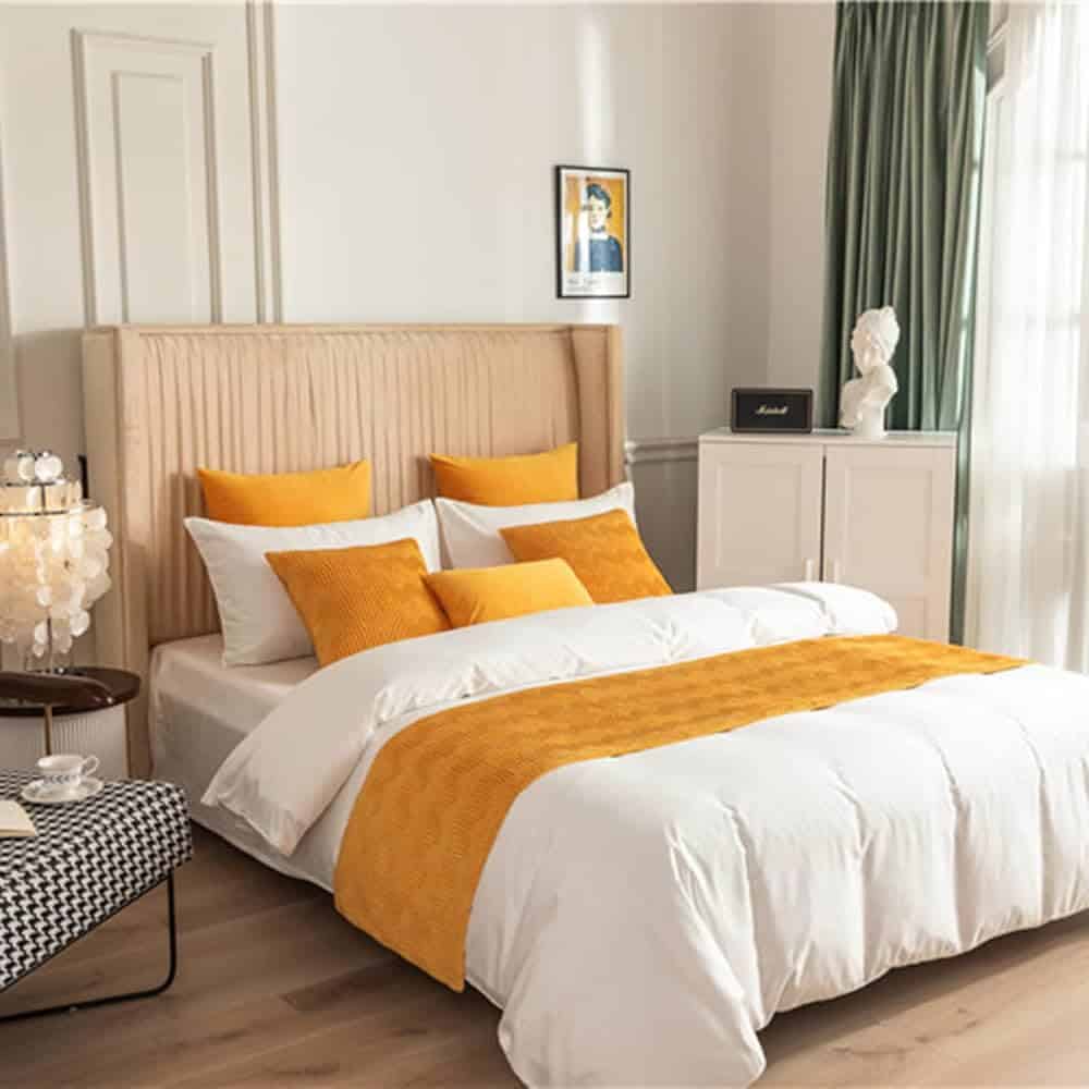 Le mystère du textile au pied du lit : à quoi sert vraiment cet accessoire d’hôtel ?