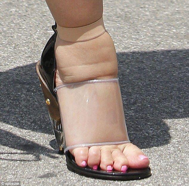 Pieds serrés dans des escarpins trop petits