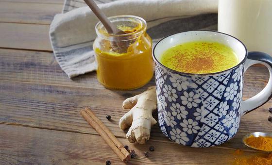 Tasse de thé au curcuma