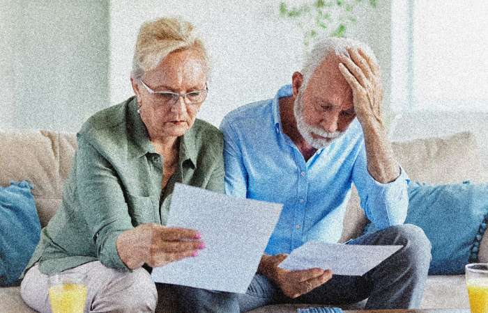 Personne âgée tenant un livret d'épargne