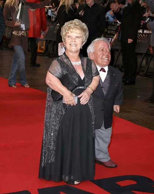Il mesurait 1,12 mètre : l’histoire de Kenny Baker, l’homme derrière R2-D2, et de sa femme à peine plus grande que lui