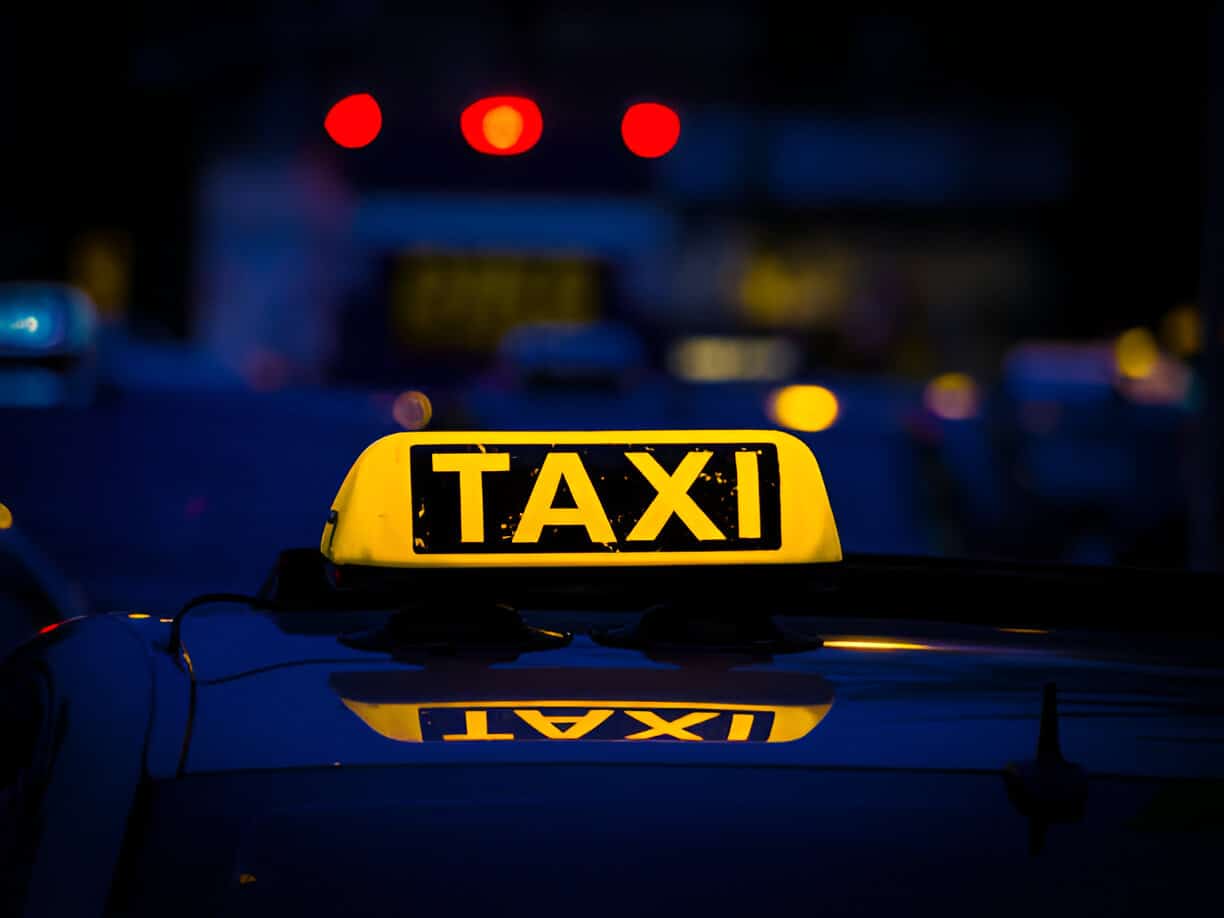 Scène nocturne d'une voiture arrêtée sur le bord de la route