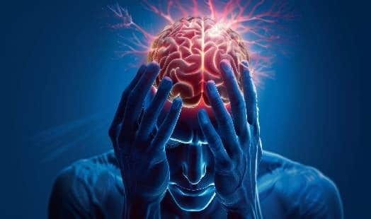 Femme se tenant la tête avec expression de douleur