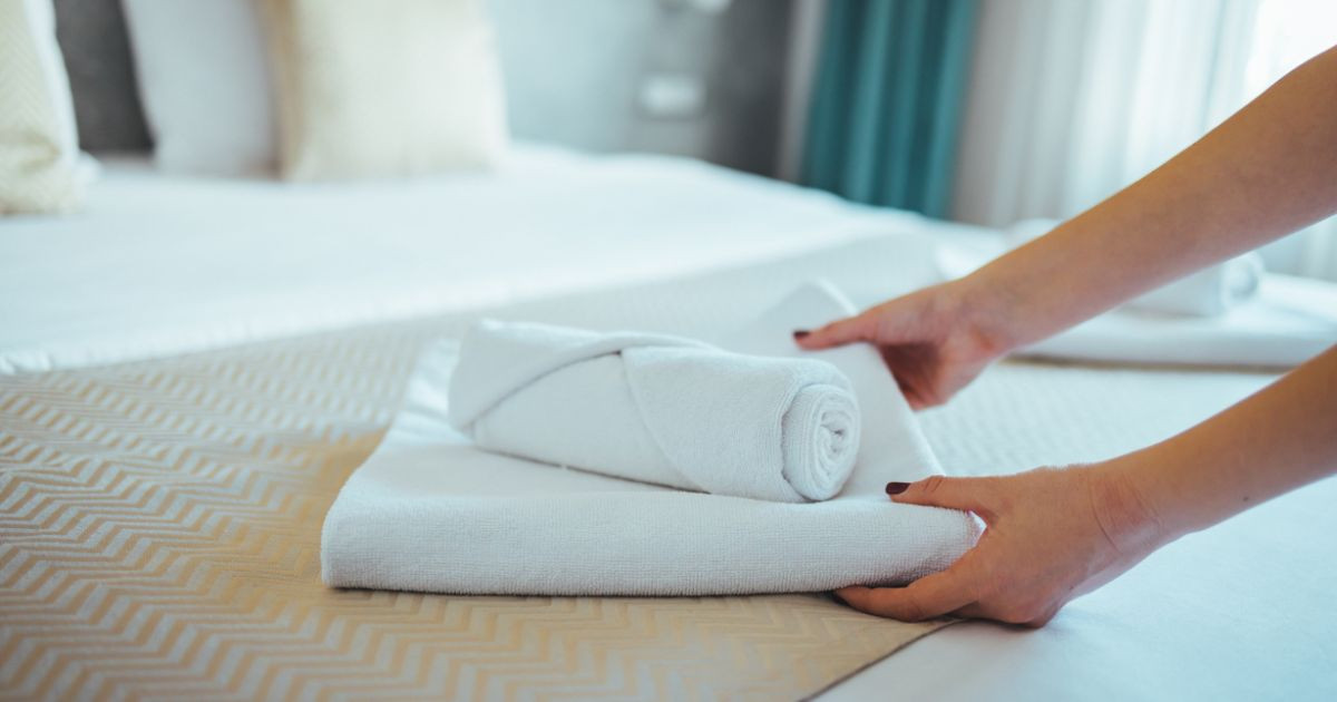 L’étrange bande de tissu au bout du lit d’hôtel : un objet bien plus malin qu’il n’y paraît