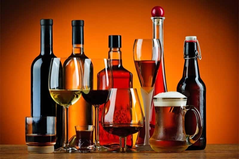 Verres d'alcool alignés sur un bar
