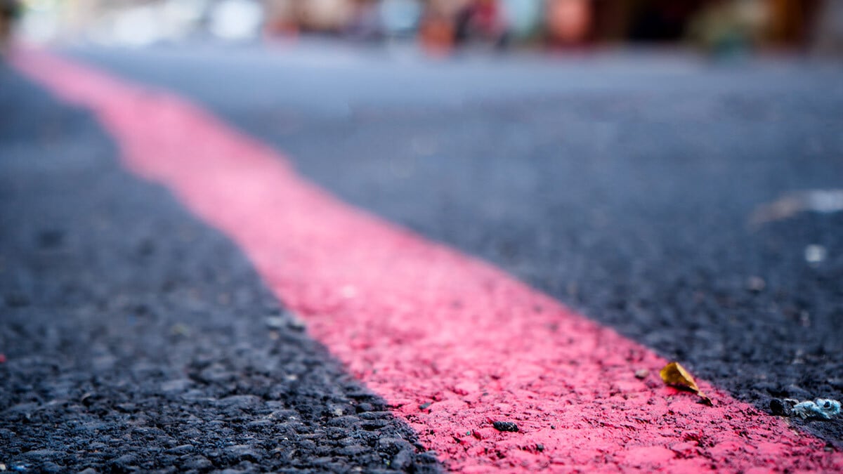 Conducteurs, avez-vous vu cette étrange bande rouge sur la chaussée ? Voici ce qu’elle signifie vraiment