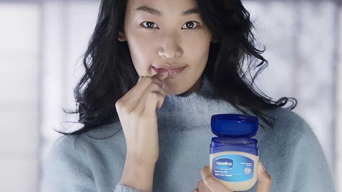 La vaseline décryptée : 10 usages insoupçonnés qui vont révolutionner votre routine
