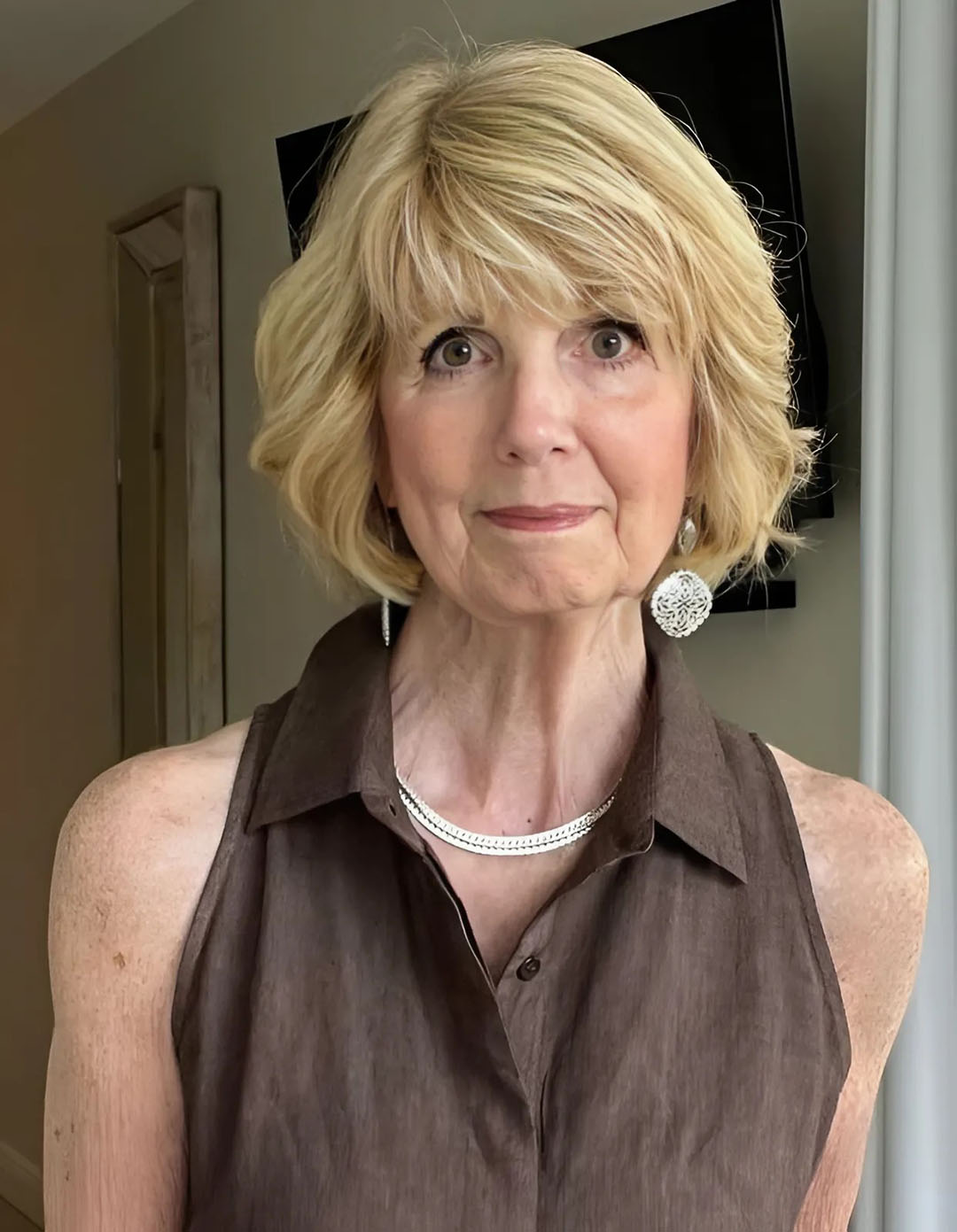 76 ans et trop stylée pour certains : elle est critiquée pour ne pas s’habiller « comme une mamie »… et alors ?