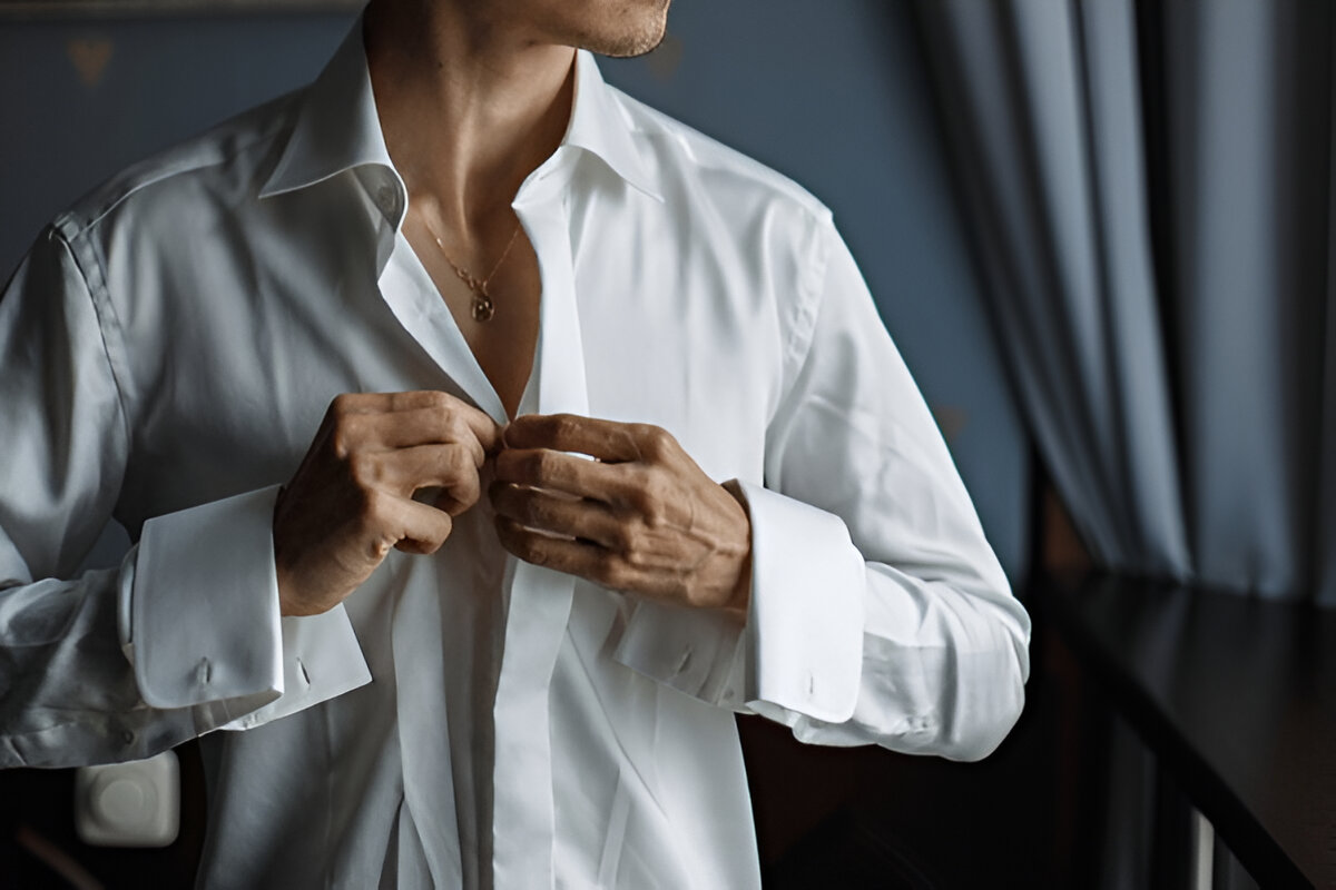 Ce détail méconnu des chemises hommes et femmes n’a rien d’un hasard : voici son origine historique