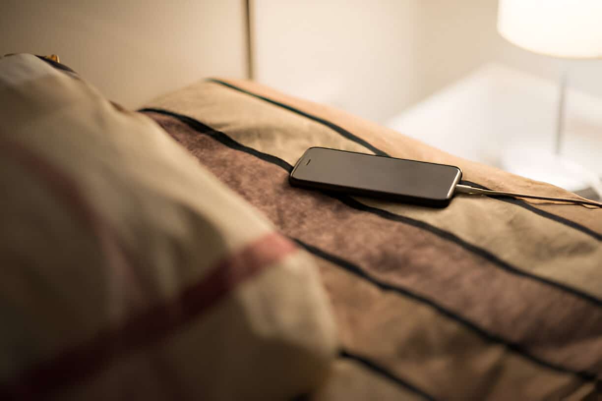 Rechargez-vous votre smartphone au mauvais endroit ? Les pompiers tirent la sonnette d’alarme sur ce geste anodin qui peut virer au drame.