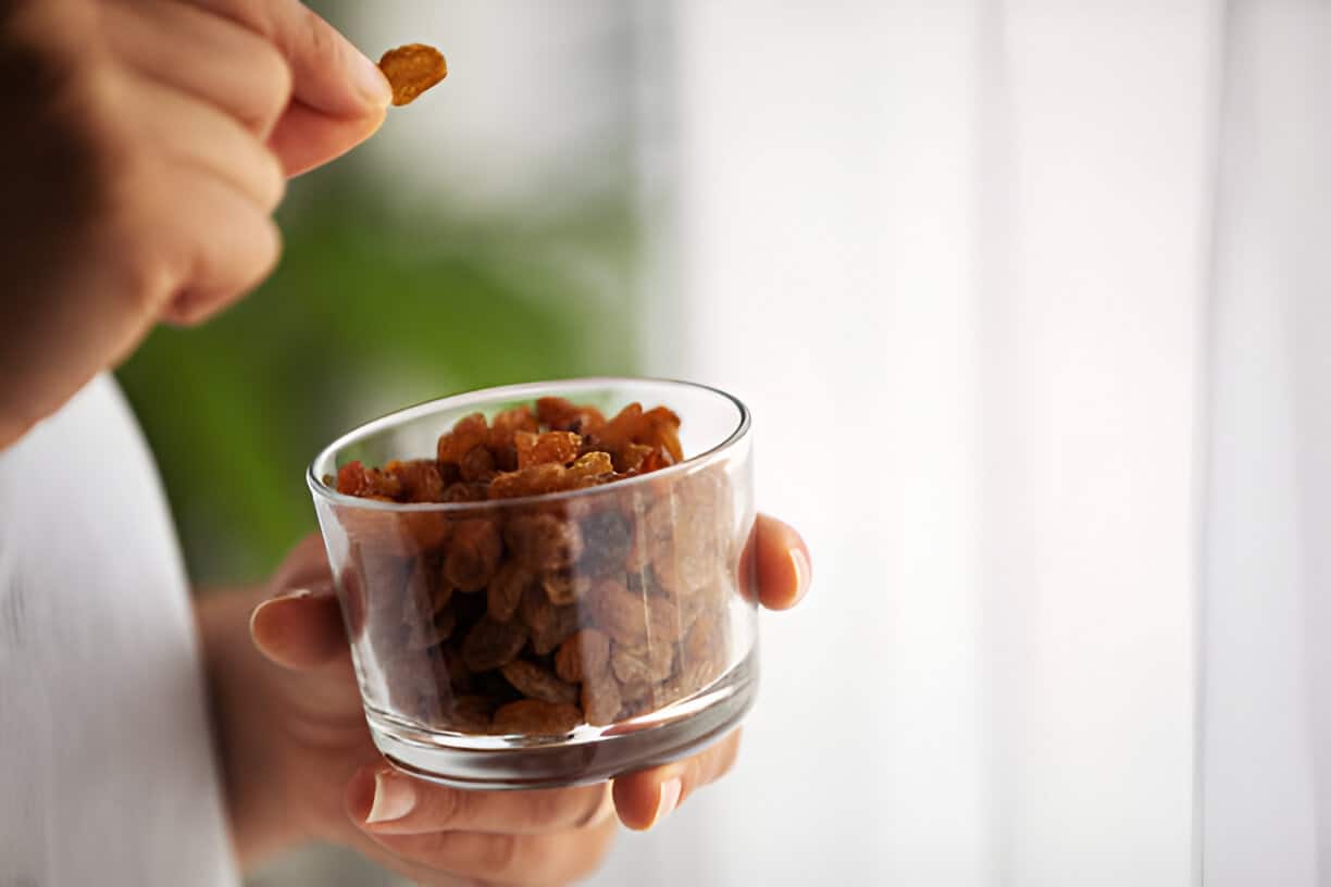 Raisins secs dans divers plats