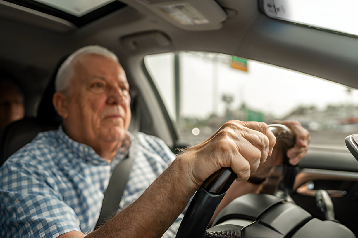 Automobile et seniors : à partir de quel âge faut-il vraiment songer à ranger ses clés de voiture ?