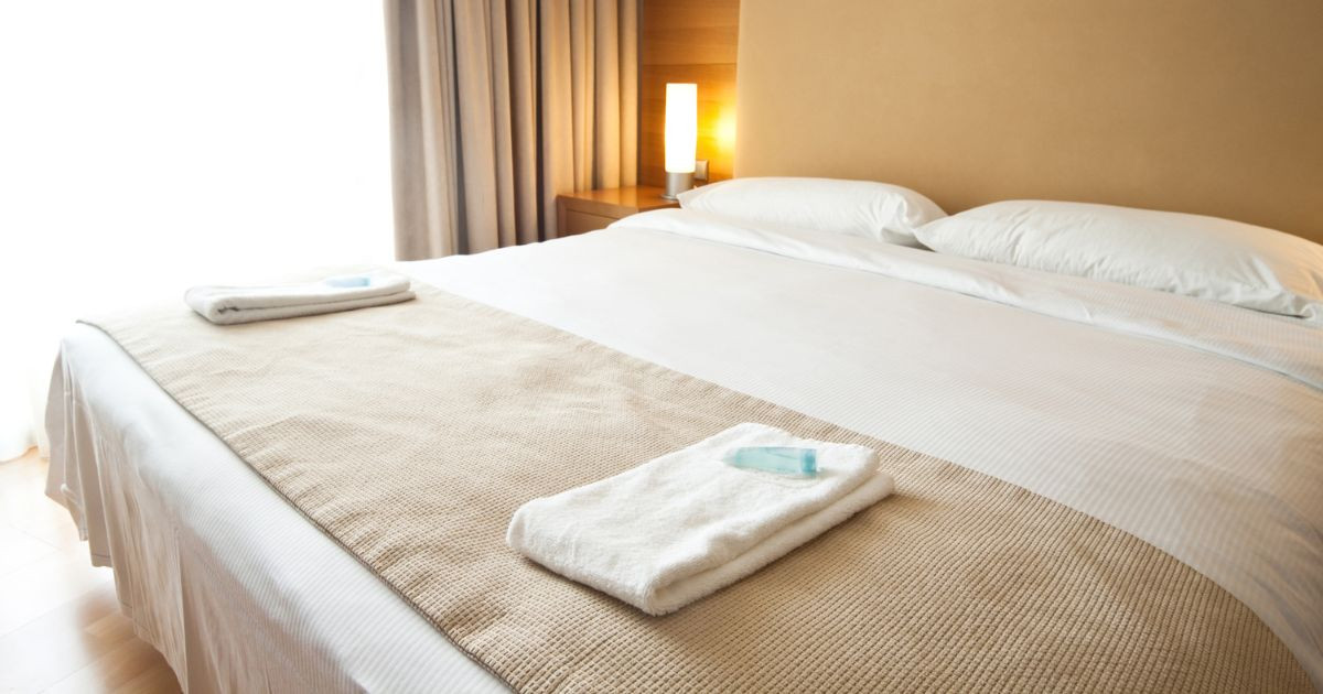 L’étrange bande de tissu au bout du lit d’hôtel : un objet bien plus malin qu’il n’y paraît