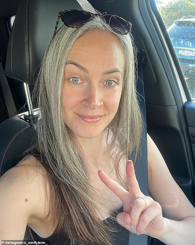 Femme aux cheveux grisonnants souriant naturellement
