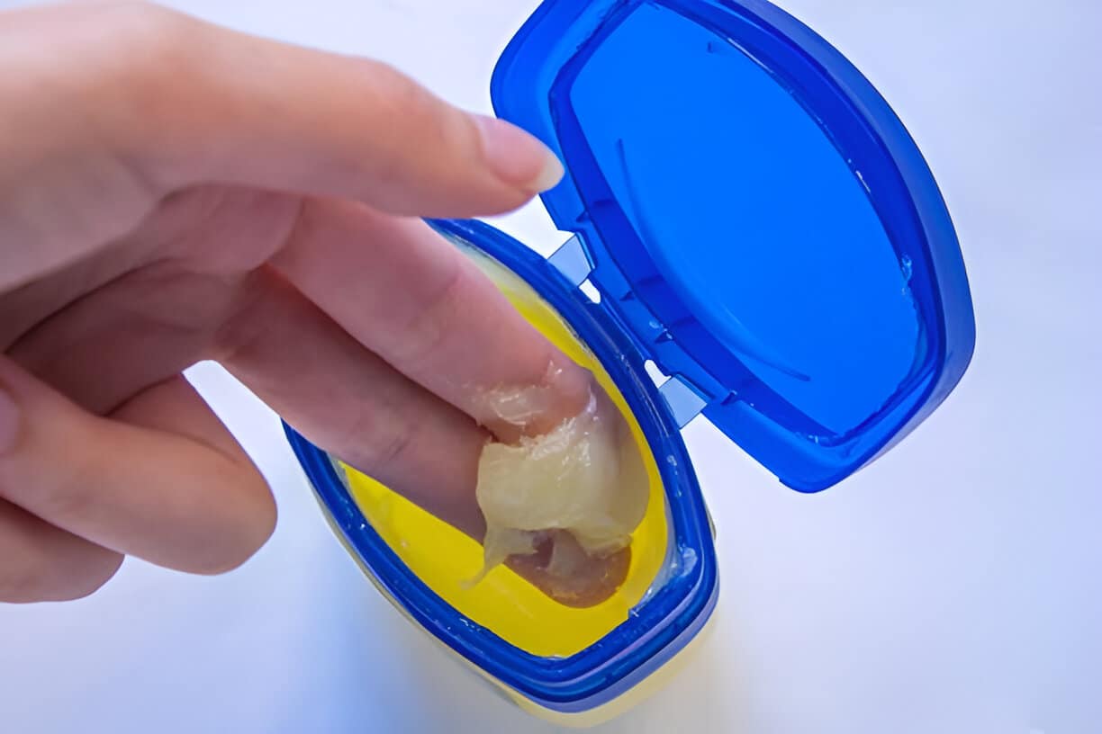 Application de vaseline sur les cils
