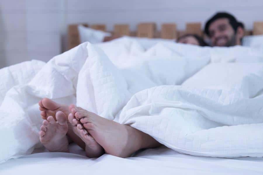 Couple d'âge mûr se tenant la main avec tendresse