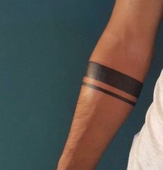 La bande noire tatouée : un symbole discret aux résonances profondes