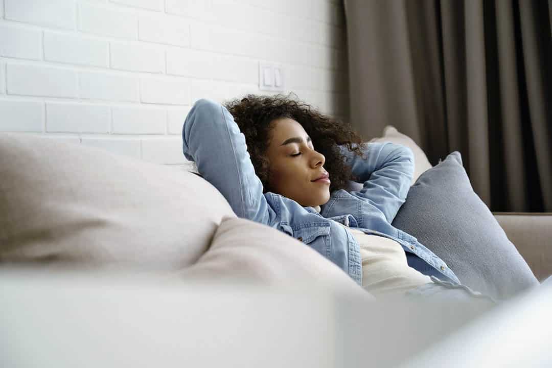 Ces 4 silences en couple qui sonnent l’alarme (et celui qui reste bénéfique)