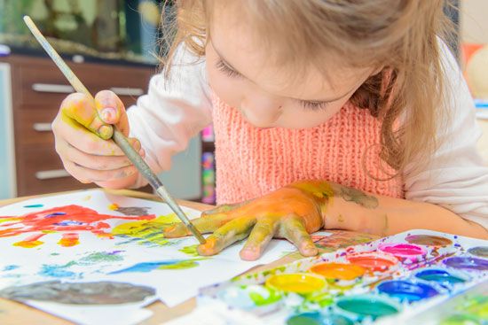 De onvergelijkbare Super Nanny zorgt ervoor dat kinderen zonder conflicten bevrijd worden