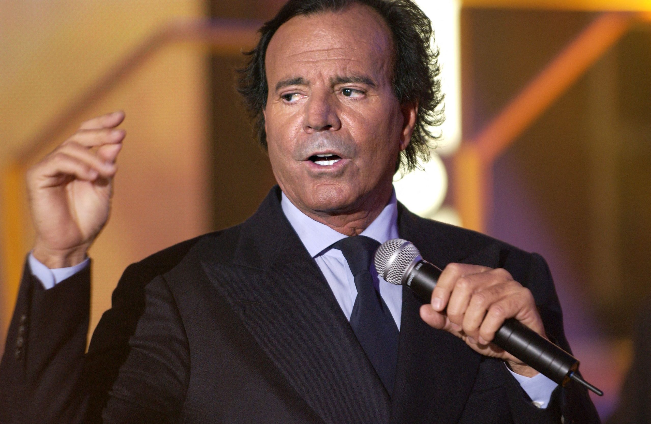À 82 ans, Julio Iglesias s’est offert le plus beau des luxes : une vie discrète que personne n’imagine