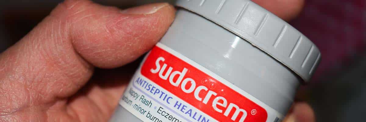 Application de Sudocrem sur le visage