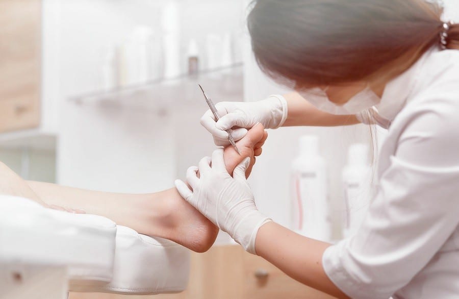 Podologue examinant un pied