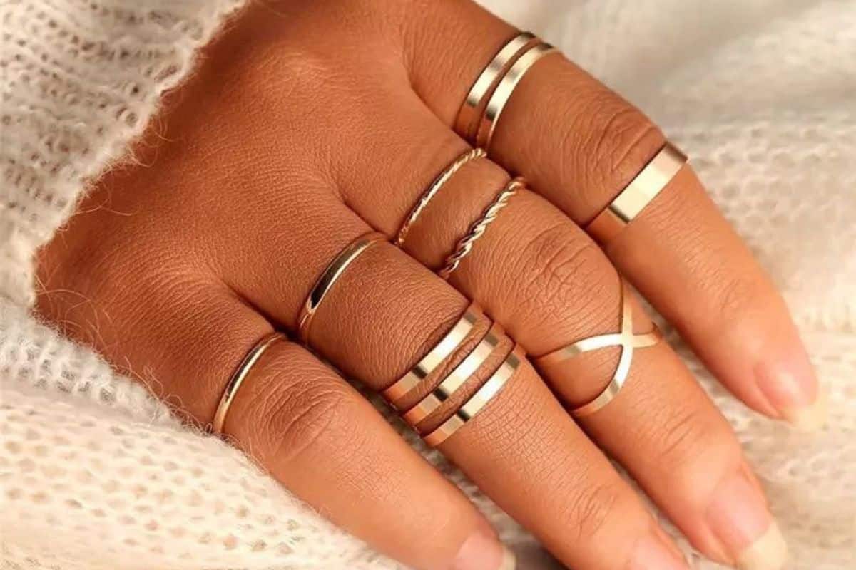 Bague à la main droite : les secrets bien gardés de ce choix qui vous définit