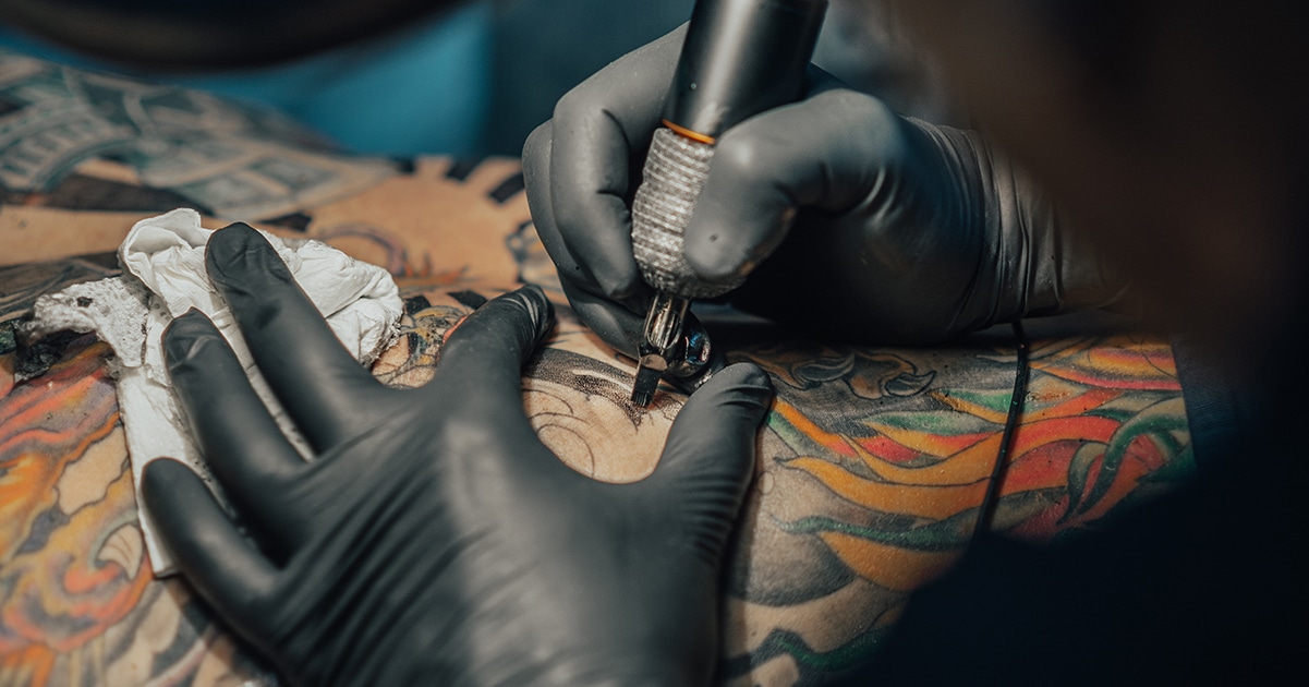 Il efface tous ses tatouages faciaux : le geste bouleversant d’un père pour protéger sa fille des regards